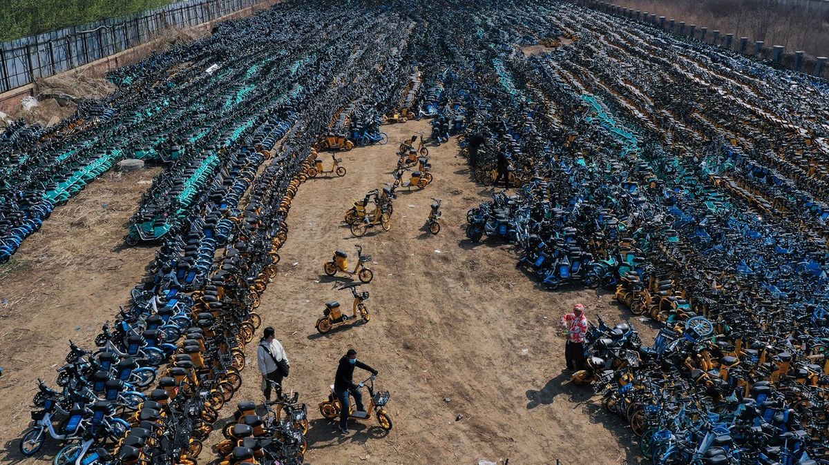 V Číně je všechno větší. Na hřbitově bicyklů reznou miliony kol